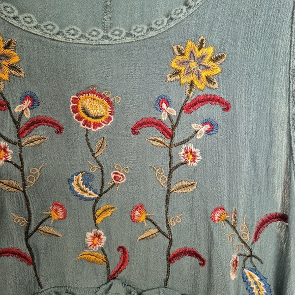 She + Sky Embroidered Boho Sleeveless Tunic Top Blue Floral Medium - Picture 3 of 6